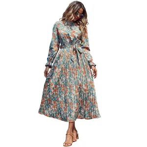 Robe midi plissée à fleurs avec manches longues, col montant et ceinture orange et bleue