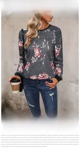 Detail eines dunkelgrauen Rundhals-Sweatshirts mit Blumenprint und Raglanärmeln
