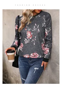 Detail eines Blumen-Sweatshirts mit Rosenmuster und schwarzen Rippbündchen an den Ärmeln
