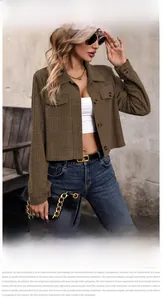 Détail d'une veste courte en velours côtelé marron foncé avec col et poches de poitrine