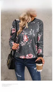 Detail eines grauen Sweatshirts mit Rosenprint und schwarzen Rippbündchen am Hals