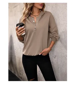 Khakifarbenes Damen-Kapuzenpulli mit V-Ausschnitt, Polokragen und Knopfleiste im Detail