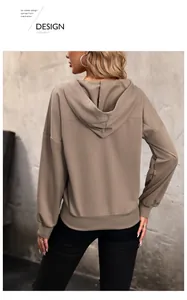 Rückansicht eines khakifarbenen Oversize-Damenhoodies mit Rippbündchen und Drop-Shoulder-Detail