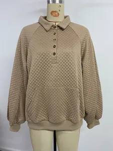 Détail du tissu gaufré avec boutons de col polo et une grande poche kangourou