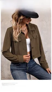 Détail d'une veste courte en velours côtelé avec texture damier et poches à revers