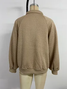 Détail de la veste bomber matelassée kaki avec coutures en losanges sur le dos