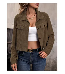 Détail de la veste en velours côtelé olive montrant le tissu, les poches et boutons