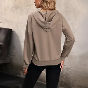 Brauner Oversize-Hoodie mit Kapuze, überschnittenen Schultern und V-Ausschnitt-Detail