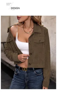 Détails de la texture géométrique sur cette veste courte en velours côtelé vert olive