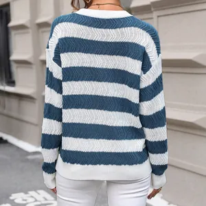 Maglione in maglia a righe bianche e blu con trama ondulata e polsini a coste
