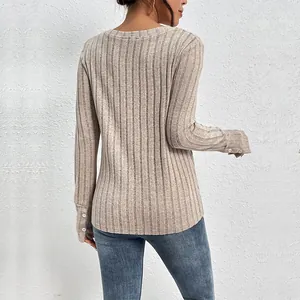 Haut ajusté en maille côtelée beige avec manches longues et boutons décoratifs aux poignets