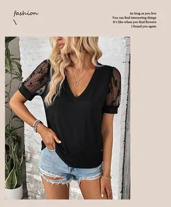 Détail d'un t-shirt noir à col en V avec des manches en dentelle aux motifs de nœuds