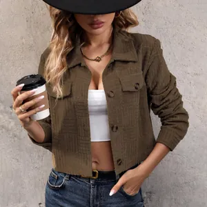 Veste courte en velours côtelé olive pour femme avec motif tissé et boutons tortue