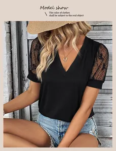 Détail d'un t-shirt noir à col en V avec manches en dentelle et broderie papillon délicate