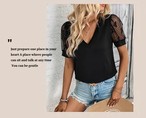 Détail d'un haut noir col en V pour femme avec manches bouffantes en dentelle à pois