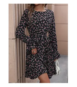Detailansicht eines langärmeligen Blumenkleids mit Rüschenbündchen und rosa Blütenmuster