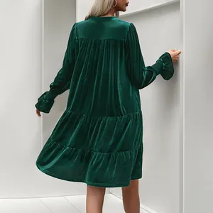 Elegantes smaragdgrünes Samtkleid mit V-Ausschnitt, Stufenrock und langen Ärmeln