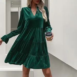 Detailaufnahme von dunkelgrünem Samtstoff mit Rüschensaum an einem V-Ausschnitt Kleid