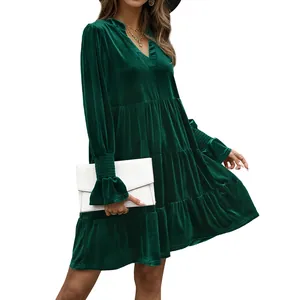 Elegantes dunkelgrünes Samtkleid mit V-Ausschnitt, Stufenrock und Rüschen an den Ärmeln