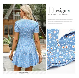 Détail de la fermeture éclair invisible et du tissu floral sur robe d'été à volants