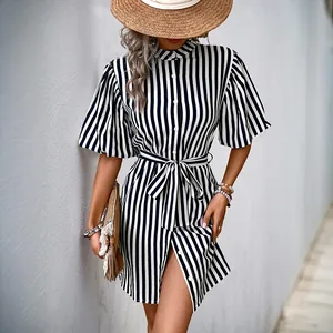 Robe chemise rayée à manches courtes avec ceinture à nouer pour un look d'été chic
