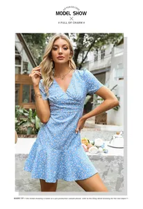 Détail d'une robe fleurie bleu clair avec col en V et finitions à volants délicates