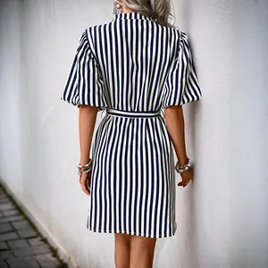 Vue arrière d'une robe chemise à rayures bleues et blanches avec manches bouffantes
