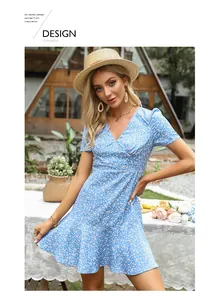 Détail d'une robe fleurie bleu clair avec col en V et ourlet à volants en plein air