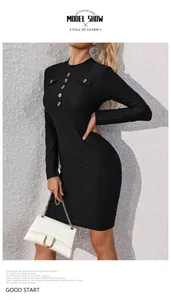 Detalle del vestido de punto negro con botones de contraste y textura de tela fina