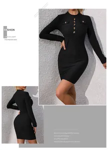 Detalle de vestido de punto negro con textura de rombos y botones dorados al hombro