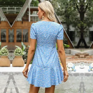 Vue arrière d'une mini robe fleurie bleu clair avec manches bouffantes et ourlet volanté