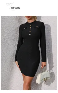 Detalle de vestido ajustado negro con textura jacquard y botones metálicos vintage