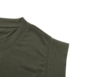 Detailaufnahme des armygrünen Strickkleids mit Rundhalsausschnitt und Ziernähten
