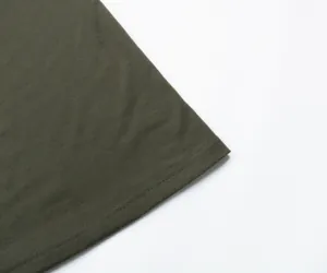 Detail der Doppelnaht am Saum und Textur des t-shirt kleid in dunklem olivgrün