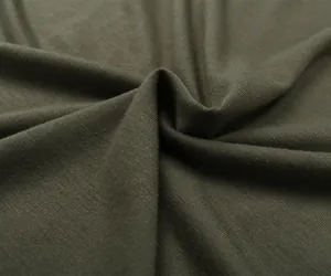 Nahaufnahme der olivgrünen Strickware mit feiner Textur und hochwertigen Nähten