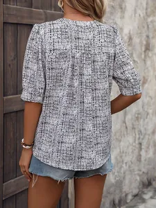 Camicetta da donna a maniche corte con scollo a V, stampa astratta bianca e nera vista retro