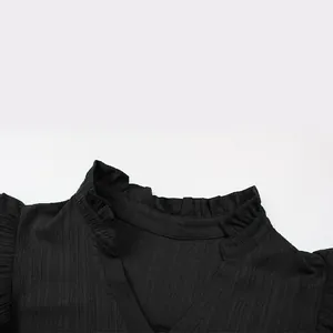 Détail du haut noir pour femme avec col en V, texture plissée et manches volantées