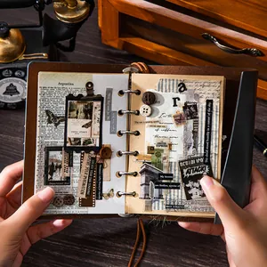 Vintage Leder-Ringbuch-Scrapbook mit Collagen-Aufklebern und Schmetterlings-Dekoration