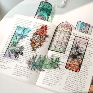 Segnalibri trasparenti in PET con motivi floreali vintage su una pagina di libro