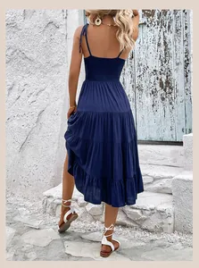 Rückansicht eines marineblauen Stufenkleides mit Smok-Oberteil auf mediterranen Treppen