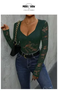 Détail du body en dentelle vert foncé avec col en V et motifs floraux