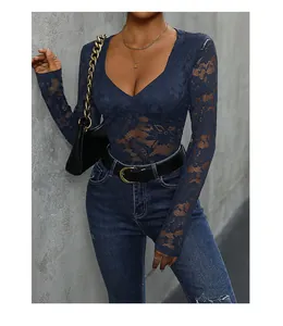 Détail d'un body en dentelle bleu marine avec col en V, fleurs et manches longues