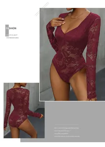 Détails de près d'un body en dentelle bordeaux avec motifs floraux et manches longues