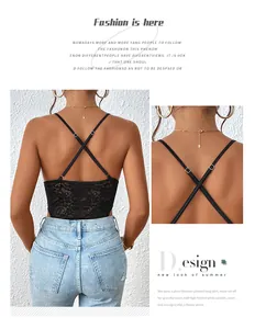 Detalle del body sexy de encaje negro con tirantes cruzados y la espalda abierta