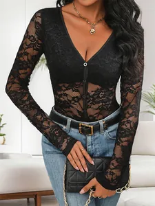Détail d'un body en dentelle noire avec col en V profond et boutons élégants pour femmes