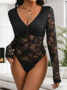 Gros plan détaillé d'un body en dentelle florale noire avec col en V et boutons