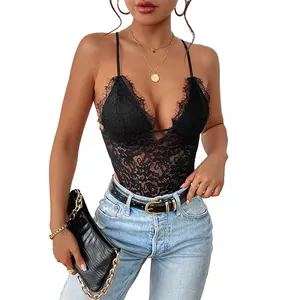 Body sexy de encaje negro con cuello en V para mujer combinado con jeans y joyas de oro