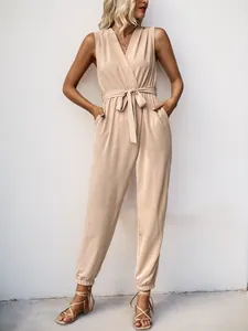 Détail d'une combinaison beige sans manches avec col en V profond et taille ajustable
