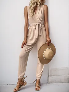 Détail d'une combinaison sans manches beige col V avec ceinture et chevilles resserrées