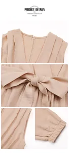 Détails de la combinaison beige à col en V avec nœud à la taille et tissu texturé